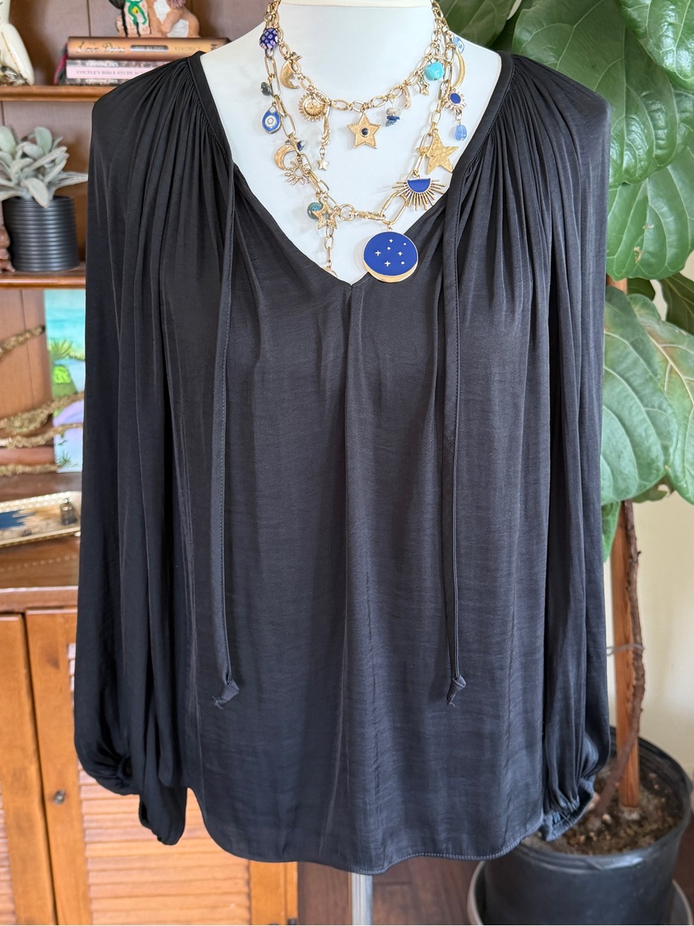 Jennifer Lopez Black Women’s V-Neck Long Sleeve Silky Blouse M